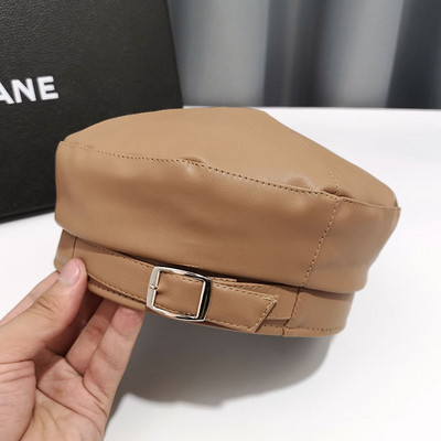 Γυναικείο έκο δερμάτινο καπέλο με μεταλλική αγκράφα