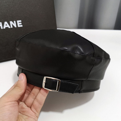 Γυναικείο έκο δερμάτινο καπέλο με μεταλλική αγκράφα