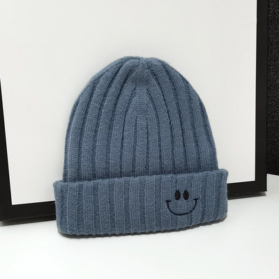 Alkalmi kötött sapka hímzéssel