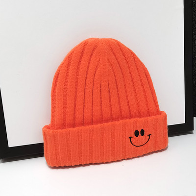 Alkalmi kötött sapka hímzéssel