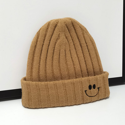 Alkalmi kötött sapka hímzéssel