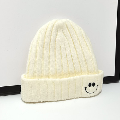 Alkalmi kötött sapka hímzéssel