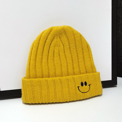 Alkalmi kötött sapka hímzéssel