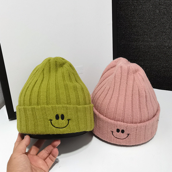 Alkalmi kötött sapka hímzéssel