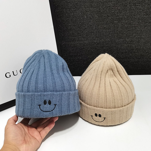 Alkalmi kötött sapka hímzéssel