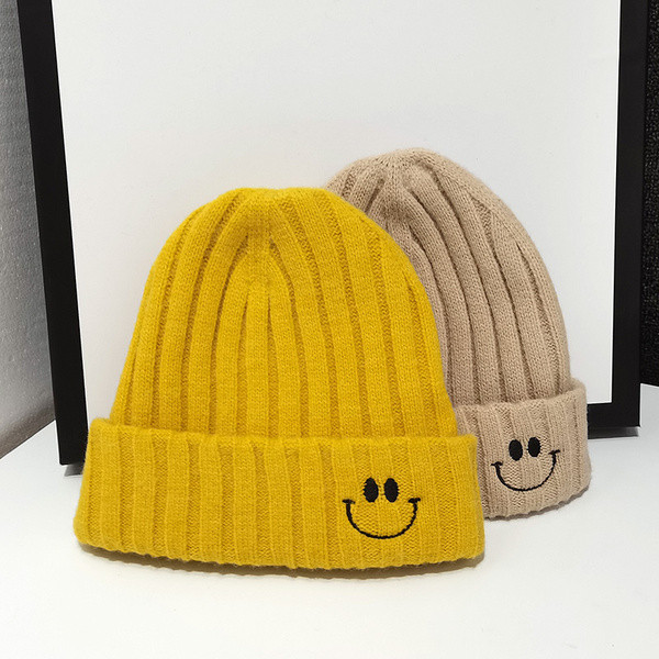 Alkalmi kötött sapka hímzéssel