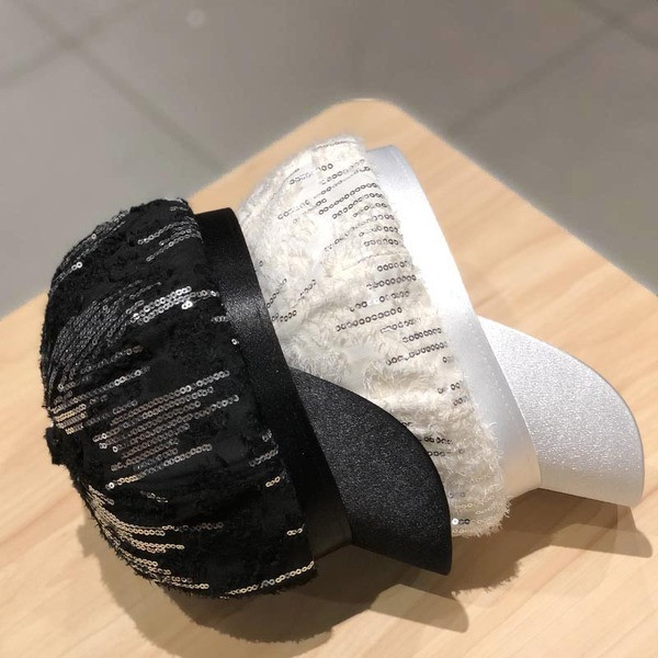 Női mindennapi sapka flitterekkel