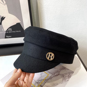 Μοντέρνο γυναικείο μαύρο καπέλο με μεταλλικό στοιχείο