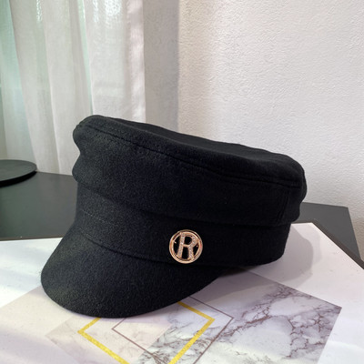 Μοντέρνο γυναικείο μαύρο καπέλο με μεταλλικό στοιχείο