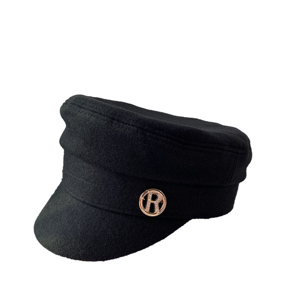 Μοντέρνο γυναικείο μαύρο καπέλο  με μεταλλικό στοιχείο