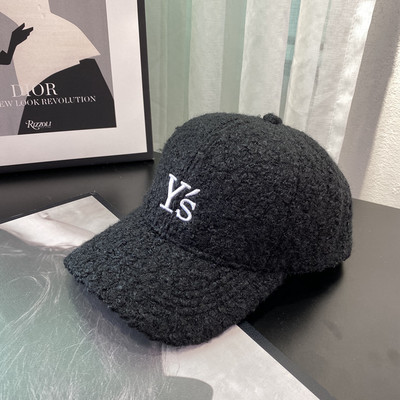 Γυναικείο καπέλο με κέντημα και γείσο