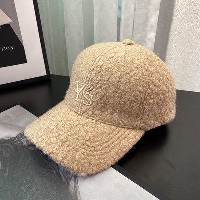 Γυναικείο καπέλο με κέντημα και γείσο