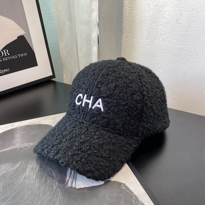 Γυναικείο καπέλο με κέντημα και γείσο