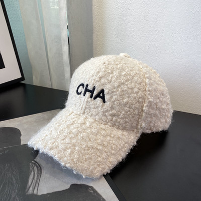 Γυναικείο καπέλο με κέντημα και γείσο