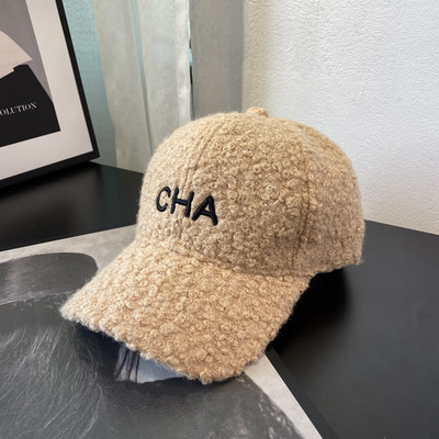 Γυναικείο καπέλο με κέντημα και γείσο