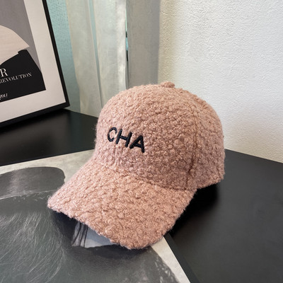 Γυναικείο καπέλο με κέντημα και γείσο