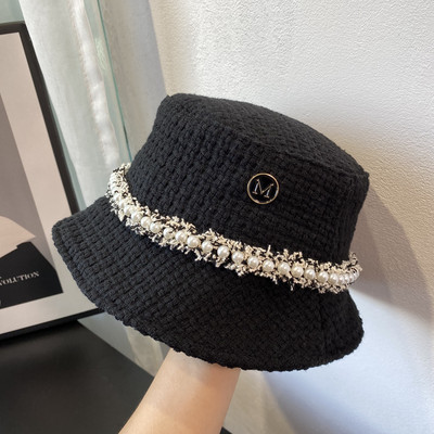 Μοντέρνο γυναικείο καπέλο με πέρλες και έμβλημα