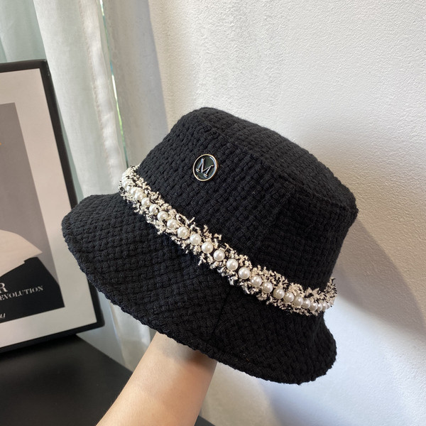 Μοντέρνο γυναικείο καπέλο με πέρλες και έμβλημα