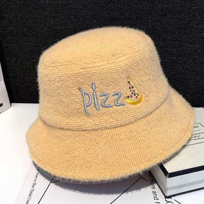 Modern női sapka színes hímzéssel