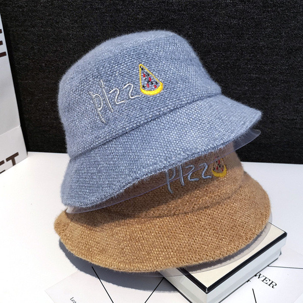 Modern női sapka színes hímzéssel