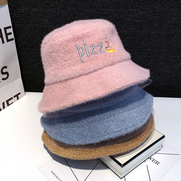 Modern női sapka színes hímzéssel