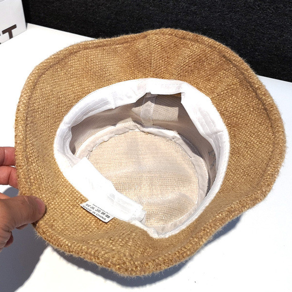 Modern női sapka színes hímzéssel