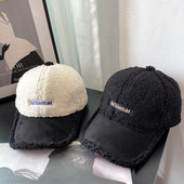 Moderna ženska kapa sa šilterom i vezom