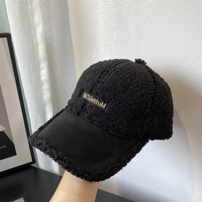 Moderna ženska kapa sa šilterom i vezom