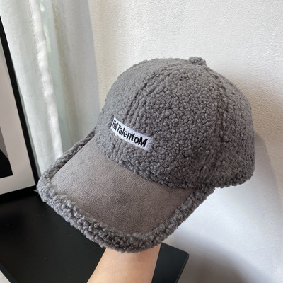 Moderna ženska kapa sa šilterom i vezom