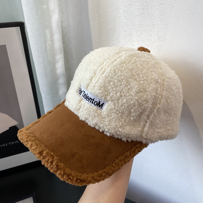 Moderna ženska kapa sa šilterom i vezom