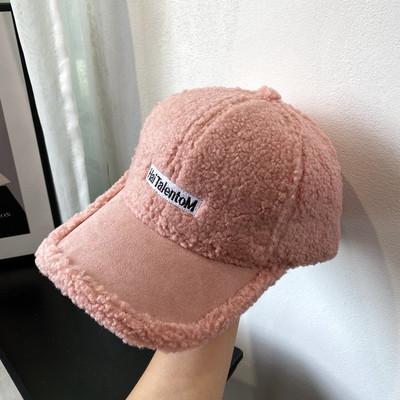 Moderna ženska kapa sa šilterom i vezom