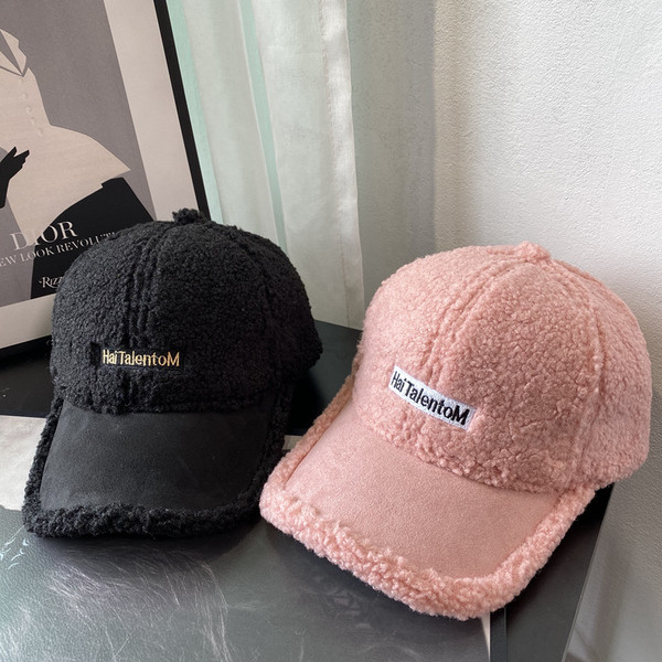 Moderna ženska kapa sa šilterom i vezom