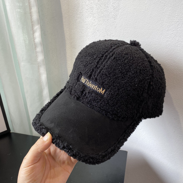 Moderna ženska kapa sa šilterom i vezom