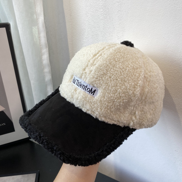 Moderna ženska kapa sa šilterom i vezom