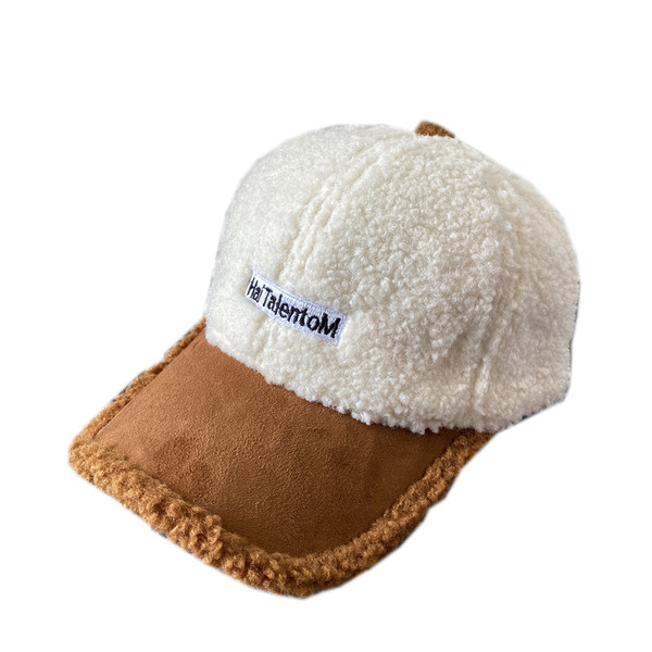 Moderna ženska kapa sa šilterom i vezom