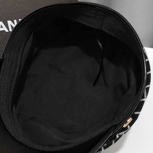 Őszi női sapka bőr ellenzővel, fekete és barna színben