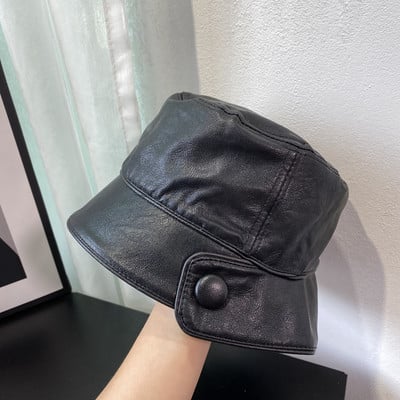 Aktuális női sapka műbőrből, gombbal