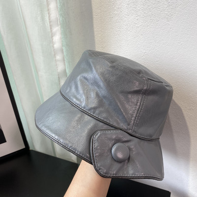 Aktuális női sapka műbőrből, gombbal