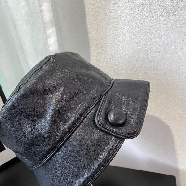 Aktuális női sapka műbőrből, gombbal