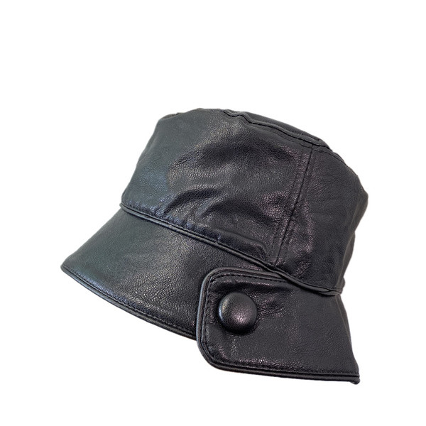 Aktuális női sapka műbőrből, gombbal
