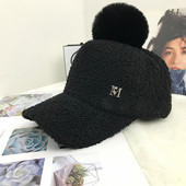 Hanem egy női kalapmodell fém elemmel, pomponnal