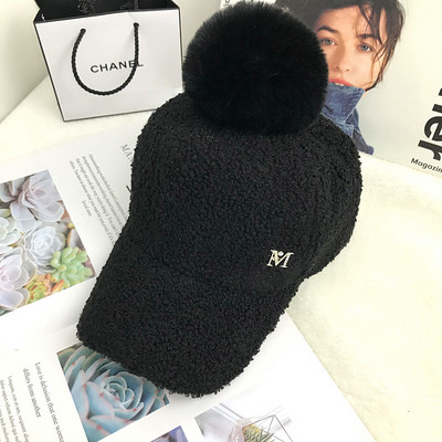 Hanem egy női kalapmodell fém elemmel, pomponnal