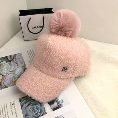 Hanem egy női kalapmodell fém elemmel, pomponnal