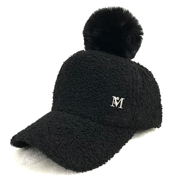 Hanem egy női kalapmodell fém elemmel, pomponnal