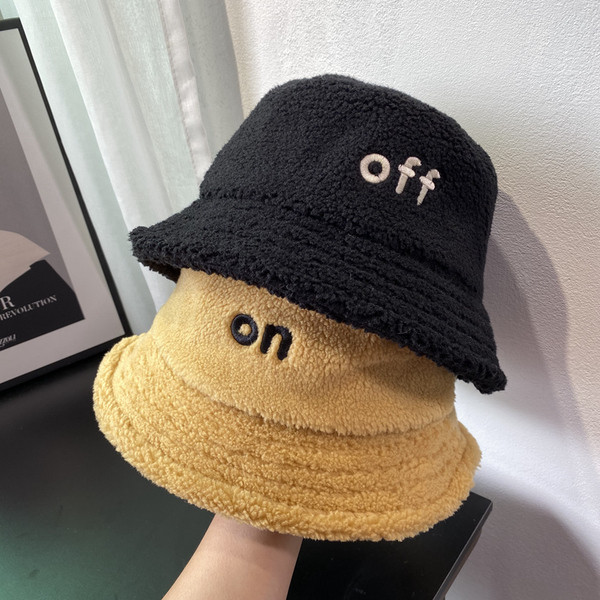 Alkalmi női pehelysapka hímzéssel