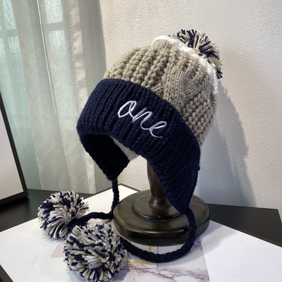 Πλεκτό γυναικείο καπέλο με κορδόνια και κεντήματα