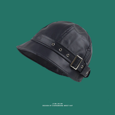 Modern női sapka eko bőrből, csattal