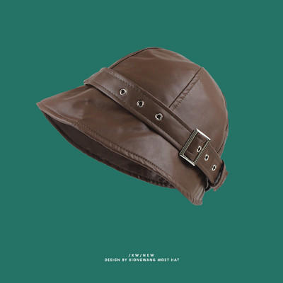 Modern női sapka eko bőrből, csattal