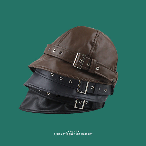 Modern női sapka eko bőrből, csattal