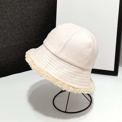 Μοντέρνο γυναικείο καπέλο από οικολογικό δέρμα με απαλή επένδυση